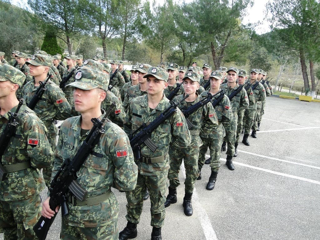 Shqipëria dërgon 17 ushtarakë dhe një helikopter në KFOR, misioni deri në 2029