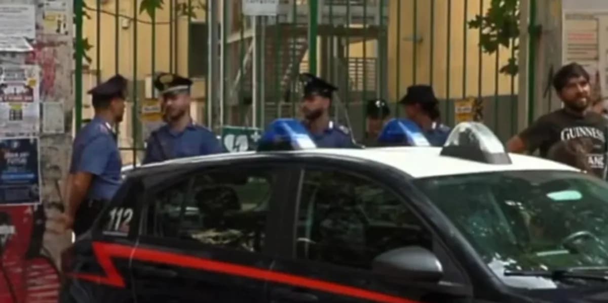 13-vjeçari sulmon me thikë mësuesen në një shkollë në Romë, donte ta transmetonte live