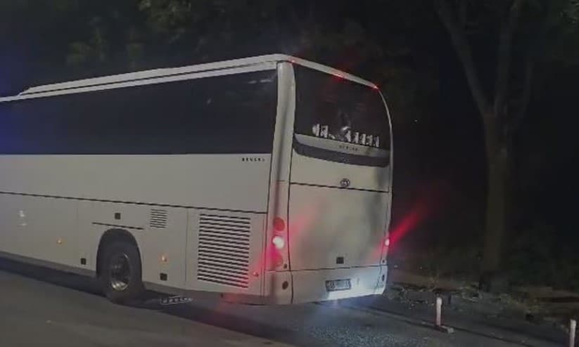 Shpërthen dhuna pas ndeshjes, tifozët e Vllaznisë godasin autobusin e ekipit të Teutës dhe i thyejnë xhamat!