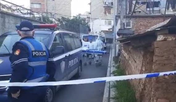 Krimi i rëndë në familje trondit Tiranën, burri vret me thikë bashkëshorten dhe arratiset! Policia i vihet në kërkim