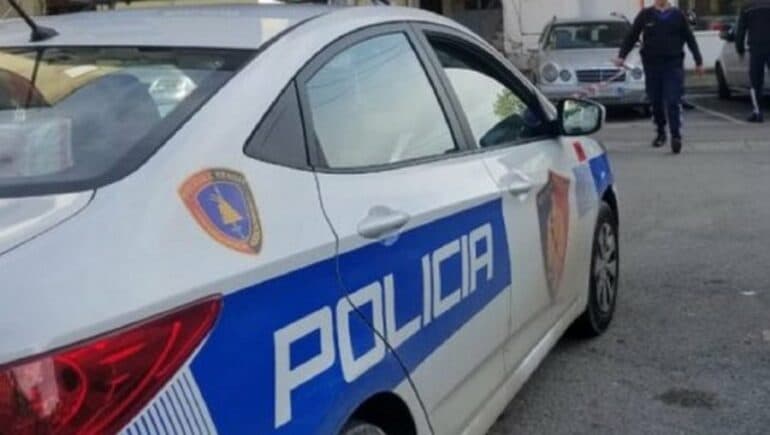 32-vjeçari në Korçë arrestohet duke transportuar 7 emigrantë, në kërkim bashkëpunëtori i tij