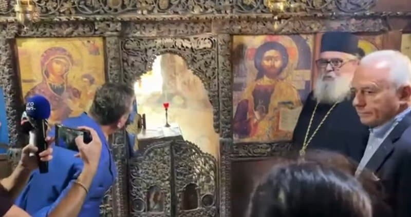 VIDEO / ‘Mos bëj politikë brenda manastirit’, prifti i Zvërnecit i përvishet Tabakut: Kur të jemi në kafe, na pyet për këto…