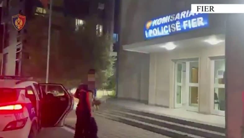 Ndezën zjarre pranë Parkut të Apolonisë dhe rrezikuan banesat, 2 piromanë të arrestuar dhe një nën hetim në Fier!