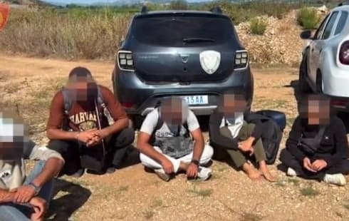 Nga Tirana në kufi me Greqinë, transportojnë refugjatë drejt BE-së. Dy të arrestuar në Sarandë