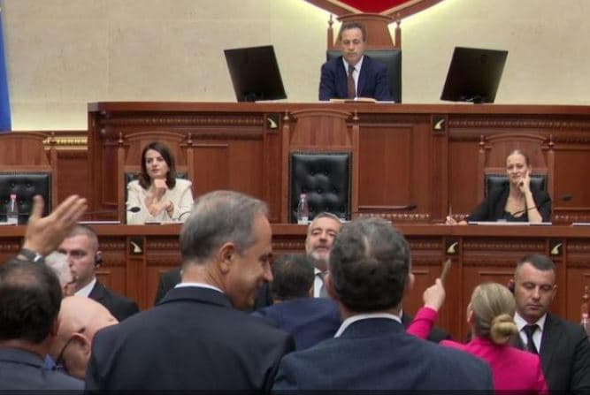 Tension në Kuvend, opozita tenton të bllokojë foltoren, ndërhyn Garda. Klosi: Nuk mbrojmë asnjë zyrtar