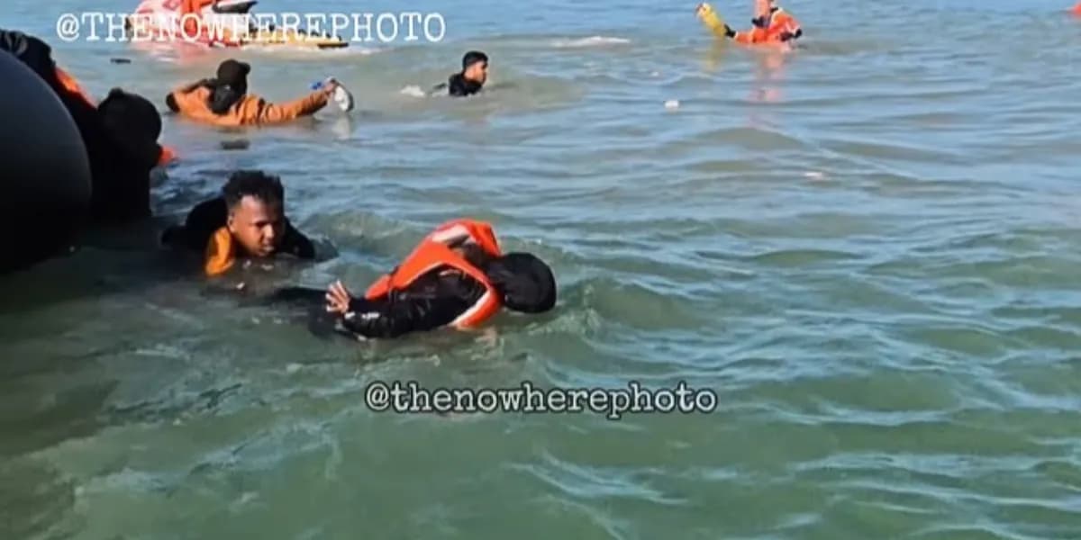 Momenti kur një emigrant braktis fëmijën para se të hipte me nxitim në një gomone në bregdetin francez