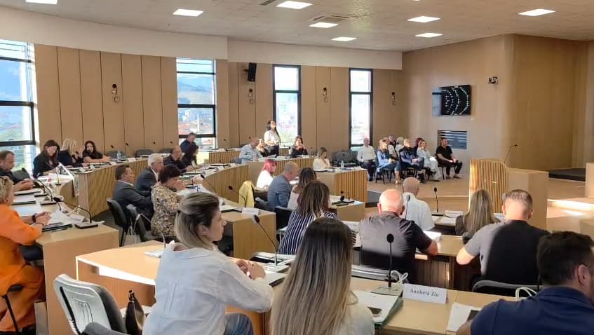 Elbasani voton pro bashkimit me Cërrikun e Belshin, tensione dhe përplasje në Këshillin Bashkiak