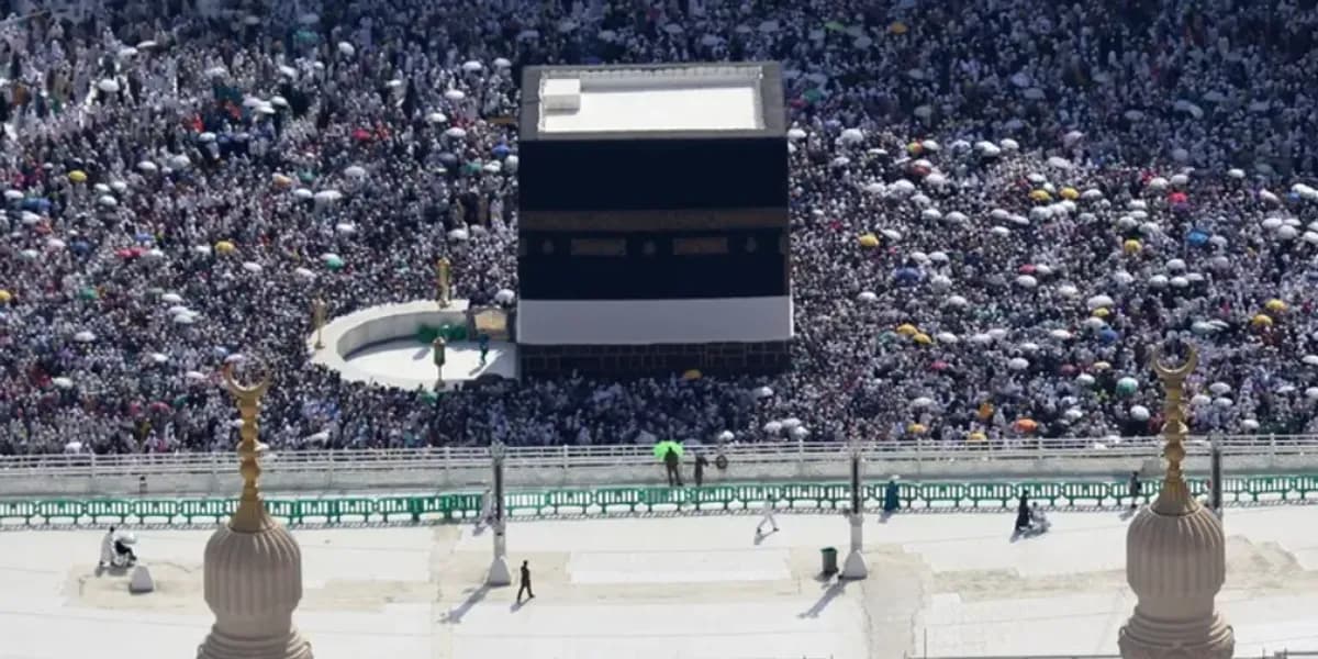Mbrojtja Civile Saudite lëshoi një seri të shkurtër alarmesh, përfshirë një për qytetin e Mekës