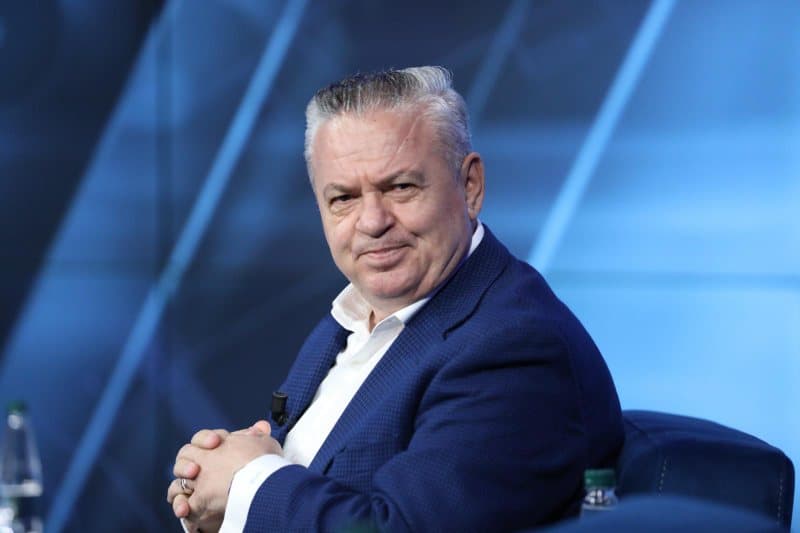 Murrizi: Dumani pinte kafe çdo të hënë me Vlorën, në qershor 2025 e përzuri nga zyra