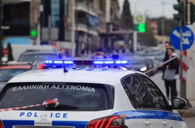 Kërcënoi një grua me foto nudo dhe i mori 15 mijë euro, shqiptari përfundon në polici në Rodos