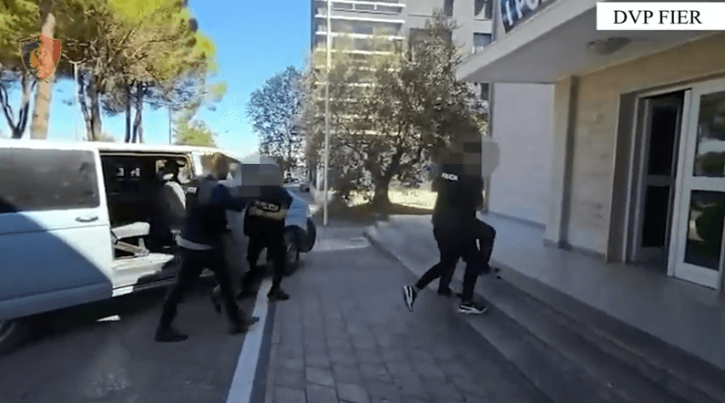 Shpërndanin drogë në Lushnje, arrestohen dy persona. Sekuestrohen kokainë dhe armë zjarri