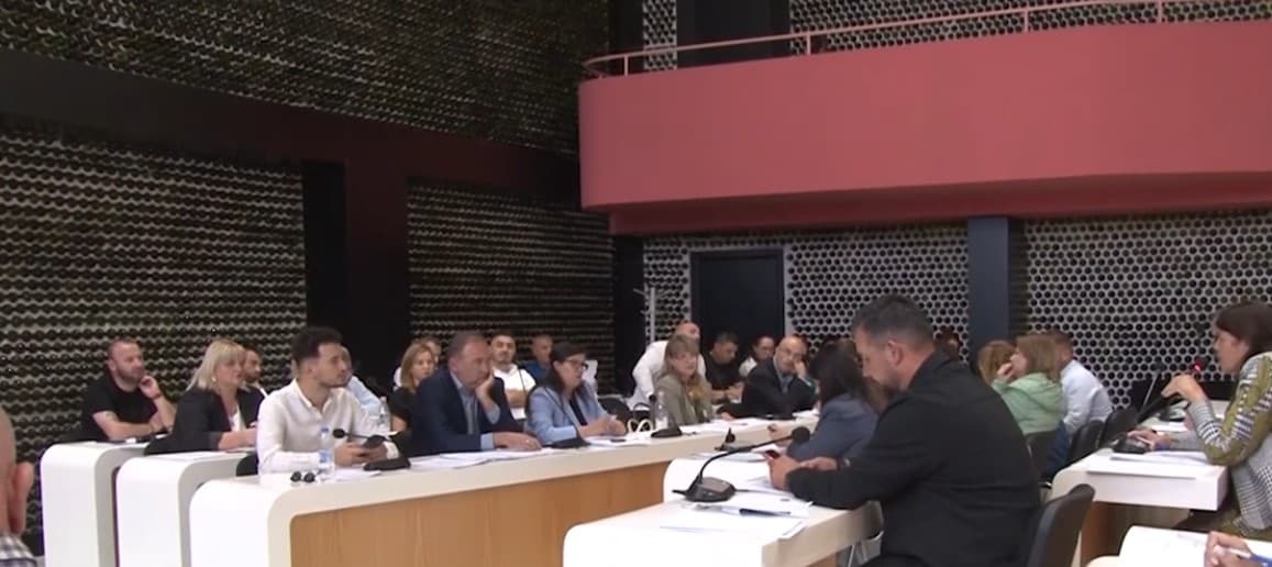 Drafti i PS/ Edhe Këshilli Bashkiak i Korçës voton pro dhe miraton me 26 vota Reformën Territoriale dhe bashkimin me Maliqin! (VIDEO)