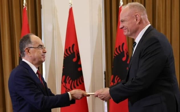 VIDEO/ Ambasadori amerikan Eric Wendt nis zyrtarisht detyrën në Tiranë! Pas takimit me Begajn, të mërkurën me ministrin e Jashtëm dhe të premten ceremonia e prezantimit