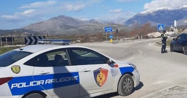 E rëndë në Maliq: 43-vjeçari ishte te bagazhi i makinës, një mjet e përplas për vdekje