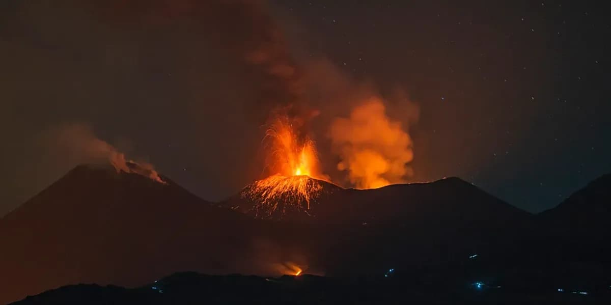 Etna shpërthen sërish – kaos në aeroportin e Katanias, raportime për ‘fluturim’ të çmimit të biletave të aeroplanëve
