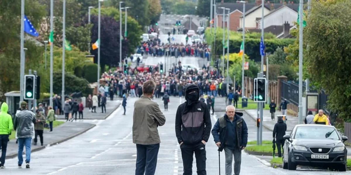 Në Irlandën Veriore, 2000 protestues ndaluan një procesion protestant në një lagje katolike