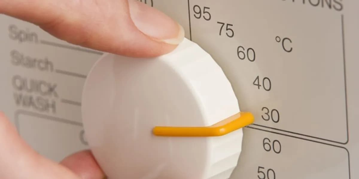 Ky buton në lavatriçen tuaj po ju “zbraz” portofolin, ulni faturat e energjisë elektrike dhe të ujit deri në 50 për qind me një zakon