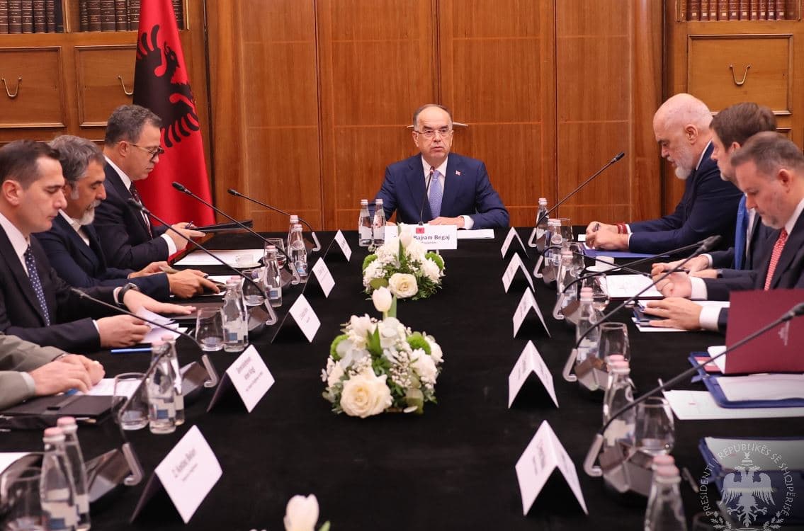 “Institucionet nuk konkurrojnë, por bashkëpunojnë”, Begaj reagon pas mbledhjes për SHISH