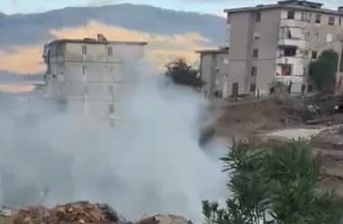 Gjirokastër, zjarri në lagjen “Zinxhira” rrezikoi banesat, ndërhyrja shmangu pasojat! (VIDEO)