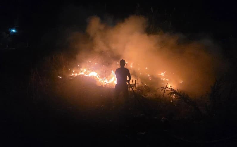 Zjarr i madh pranë Urës së Kardhiqit, ndërhyrja shmang përhapjen e flakëve drejt banesave, digjen sipërfaqe të tëra me bimësi