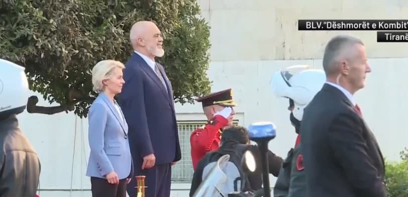 Presidentja e Komisionit Evropian zbarkon në Shqipëri për turin Ballkanik, Von der Leyen pritet me ceremoni zyrtare nga Rama! Në fokus integrimi në BE