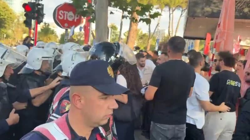 Rama pret Von der Leyen në Kryeministri, një grup i vogël protestuesish mblidhen në afërsi të godinës qeveritare! Tensione mes tubuesve dhe Policisë