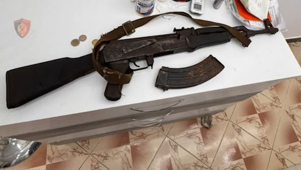 Durrës, kanosi me kallashnikov 69-vjeçarin, arrestohet i riu