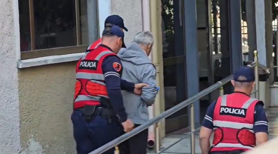 I dërgonte nxënëses 13-vjeçare mesazhe erotike, del para Gjykatës mësuesi 60-vjeçar!