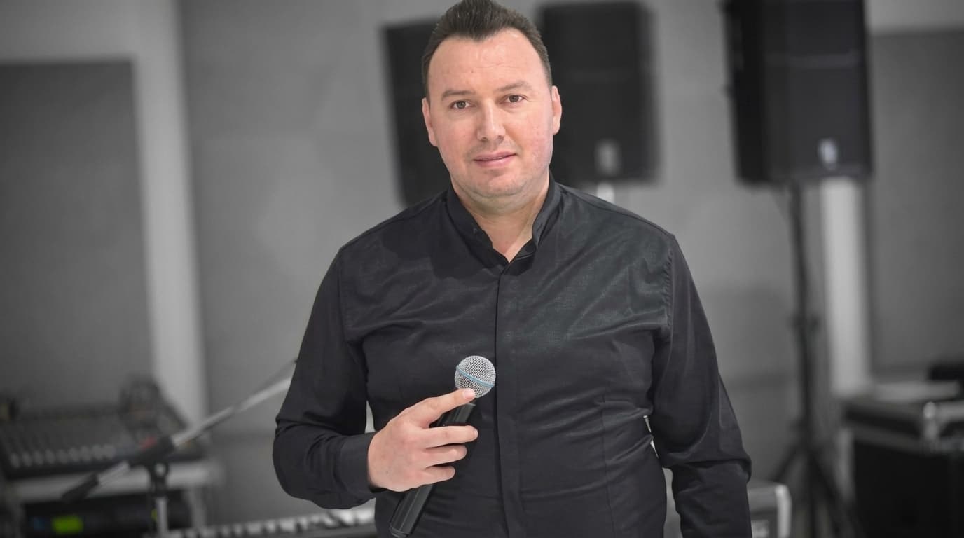 Dalin detaje të reja nga arrestimi i këngëtarit fierak, Erind Xhaferi u procedua edhe dy vite më parë për ngacmim seksual!
