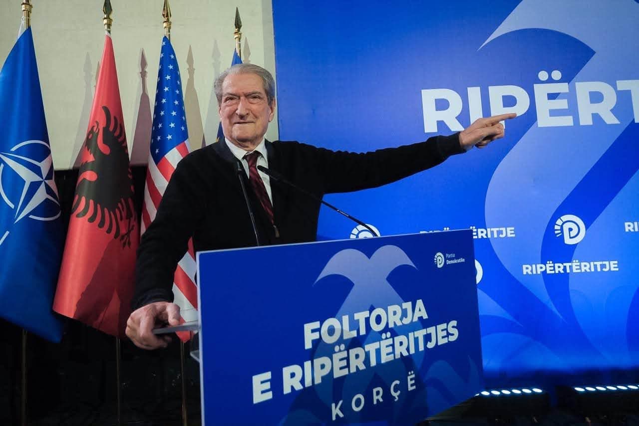 Berisha publikon pamjet nga Korça, qytetarët i kthehen ashpër: Pse nuk të ftoi ambasadori amerikan në pritje?