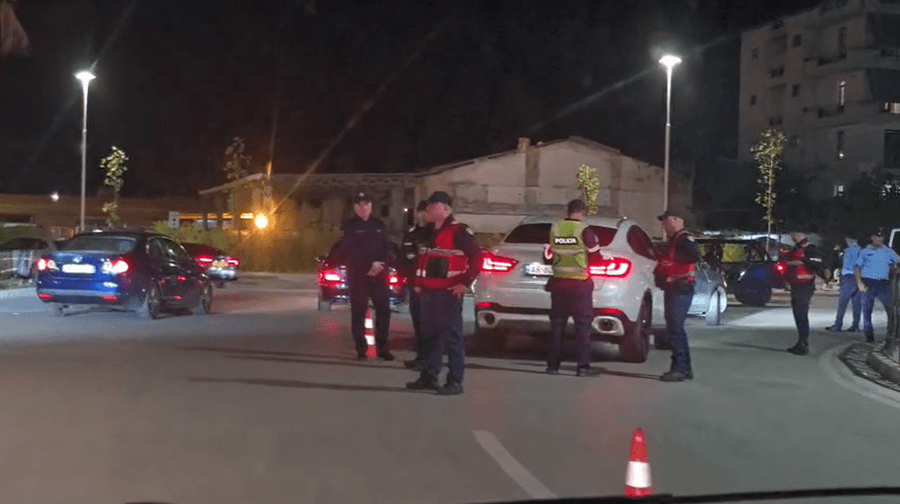 Policia “blindon” Vlorën, kontroll makinave me xhama të zinj, ja çfarë po verifikohet