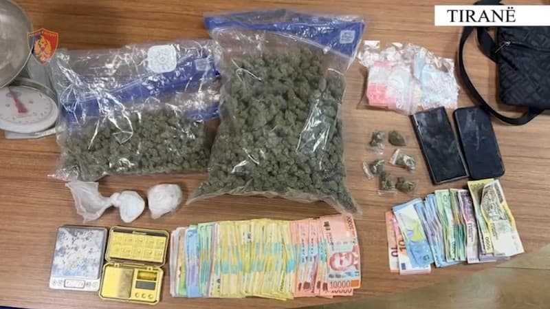 Drogë para cash, dhe peshore elektronike, 35-vjeçari arrestohet pranë shkollës në Kombinat! Në banesë iu gjetën…
