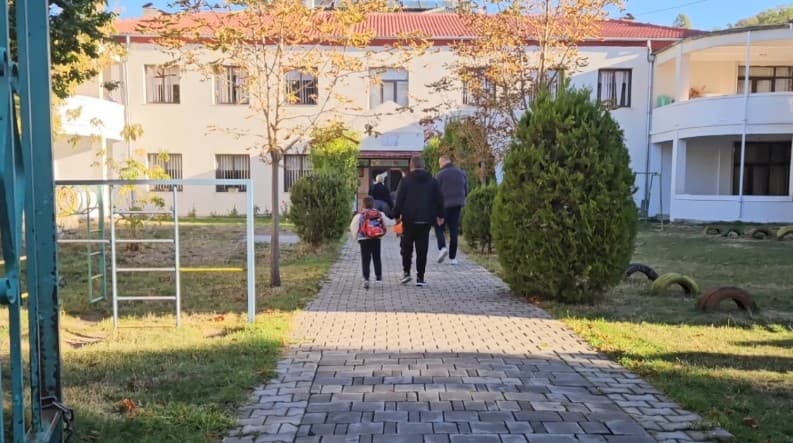 Dyshimet për helmim në kopshtin e Korçës, analizat e ushqimeve dhe ujit nuk zbulojnë ndotje bakteriale! Prindërit kërkojnë sqarime
