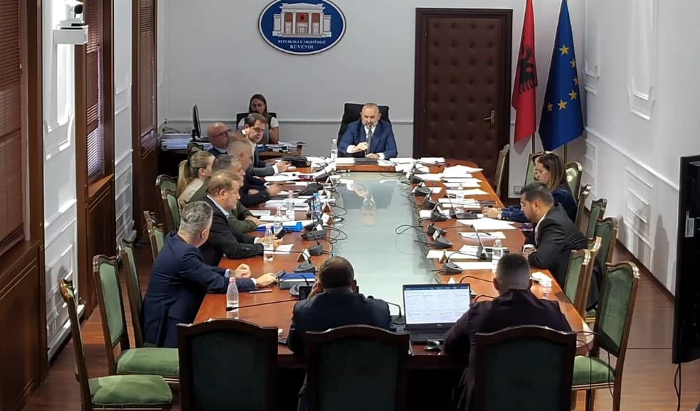 “Ligjet” miratojnë mes debateve të forta Reformën Territoriale me votat e PS, mungon Opozita! Mazhoranca ia kalon Parlamentit për seancë të enjten!