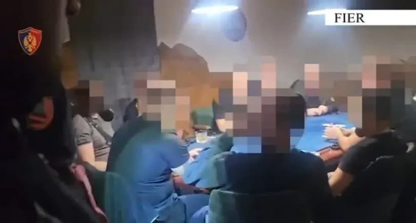 Tavolina pokeri, çipsa dhe 8 mijë euro cash, 2 të arrestuar në Fier, 16 persona të tjerë nën hetim!