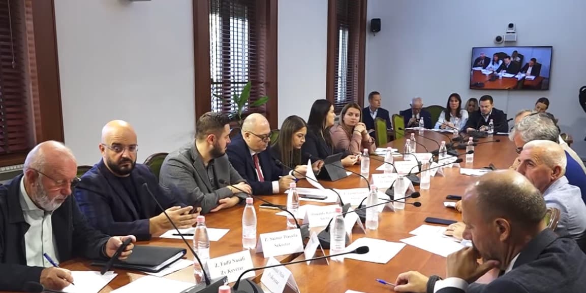 Debati për ushqimin në Kuvend, deputetët e PD përplasen me drejtuesen e AKU! Ngatërrohen dhe sëmundjet e mishit