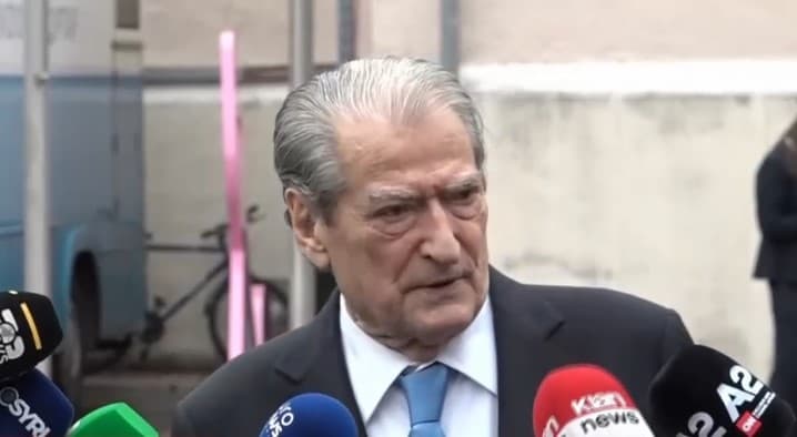 “Rama po u bën presion deputetëve të vet”- Berisha para Kuvendit: Do pengojmë votimin e Territoriales! Ai ka frikë se mos ndokush…