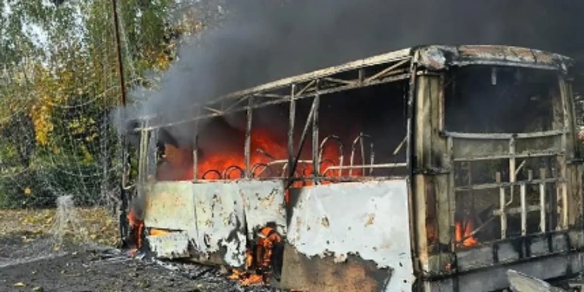 Të paktën 30 të vrarë dhe 18 të plagosur pasi një sulm rus goditi dy autobusë në Donetsk.