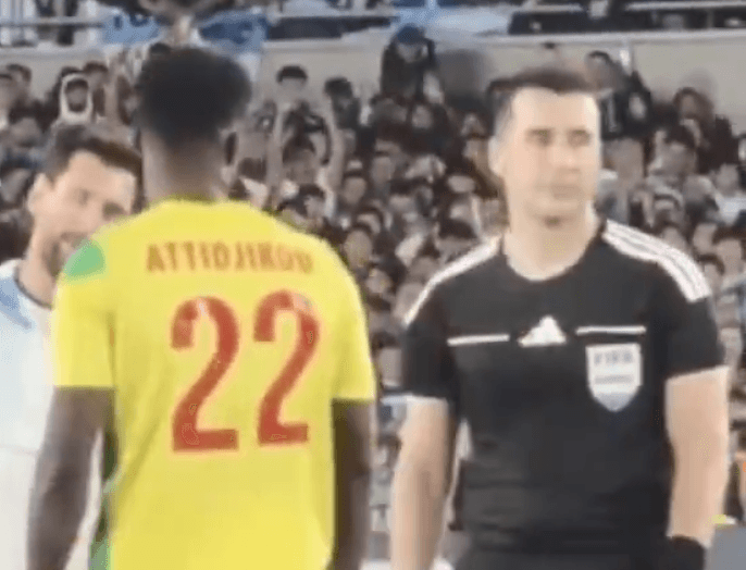 VIDEO/ “A do ta mbyllim ndeshjen?”! Biseda e arbitrit me Lionel Messin kundër Benin, kërkoi një konfirmim nga argjentinasi