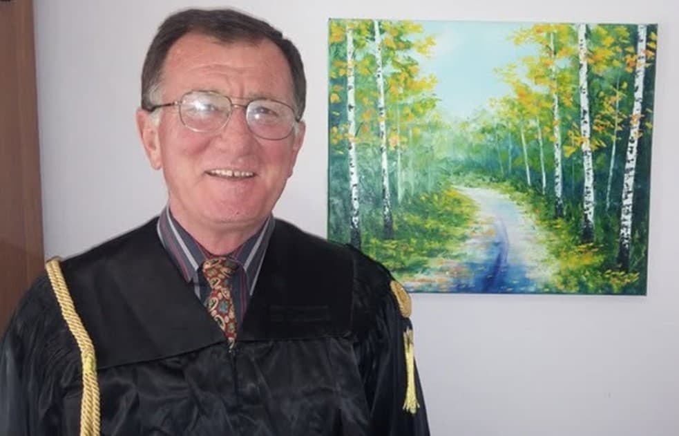 Theu bojkotin e Dhomës së Avokatisë, i pezullohet për 2 vjet licenca e avokatit Lefter Xhengo!