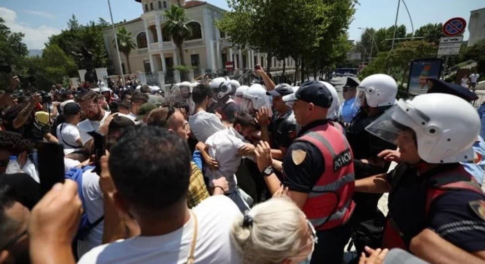 Protesta e dhunshme para Parlamentit, Policia arreston 3 persona, 6 të tjerë procedohen penalisht!