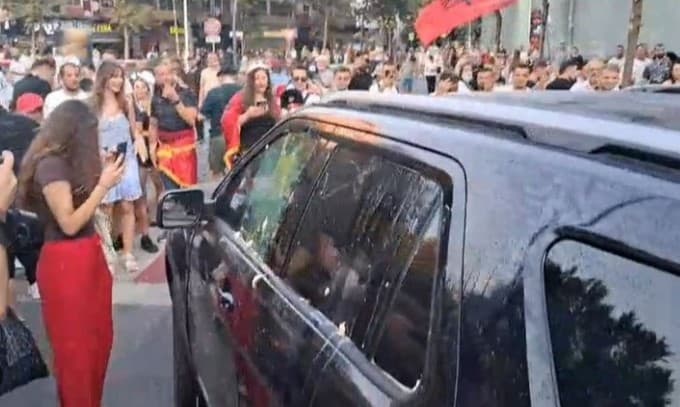 “Po deputetët e PD a i godisni me vezë si mua?”- Ligjvënësja socialise “kap mat” me pyetje mjekun aktivist: Ju thoni se i keni target edhe ata, por…