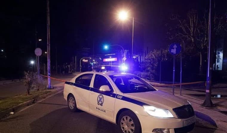 Tentuan t’i arratiseshin Policisë, prangoset çifti shqiptar në Selanik, iu gjenden kokainë dhe armë në makinë!