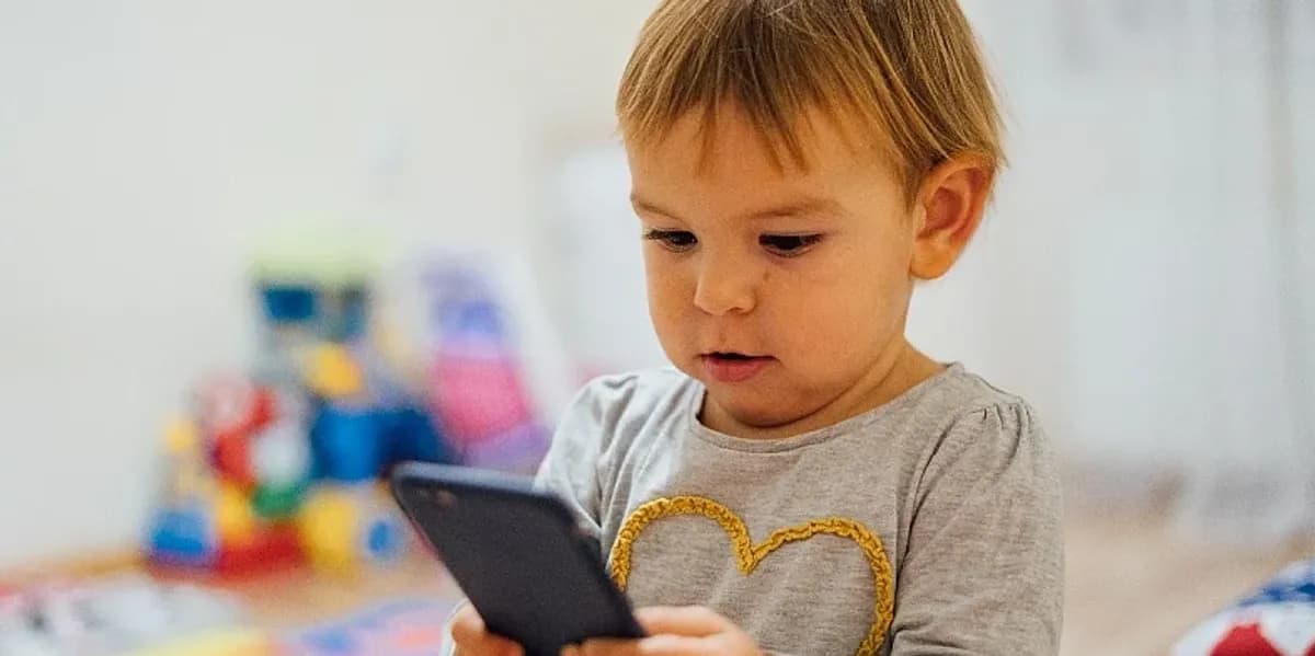 Telefonat dhe televizorët te foshnjat: Deri në çfarë moshe rekomandohet të shmangen?