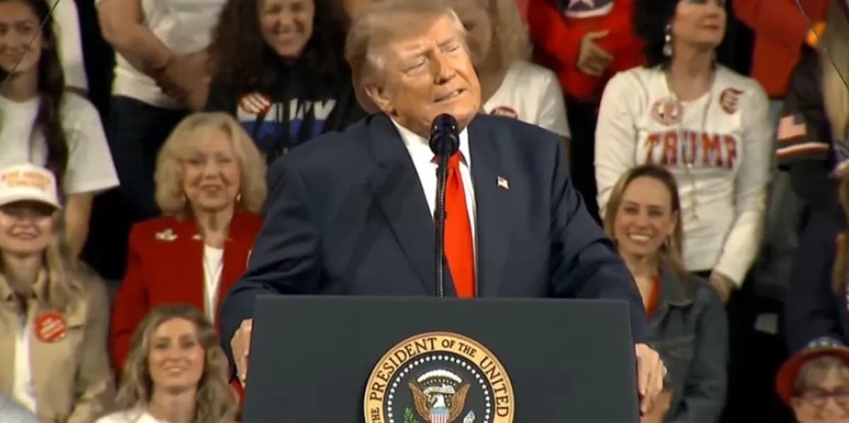 Trump u thotë mbështetësve të tij se mund të thoshte “gjërat më budallaqe” dhe ata do të brohorisnin
