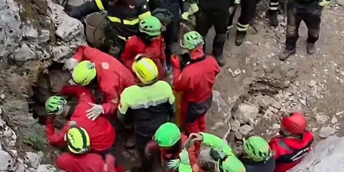 Një burrë u shpëtua nga një shpellë në Sardenjë pasi mbeti i bllokuar rreth 10 metra nën tokë për 26 orë