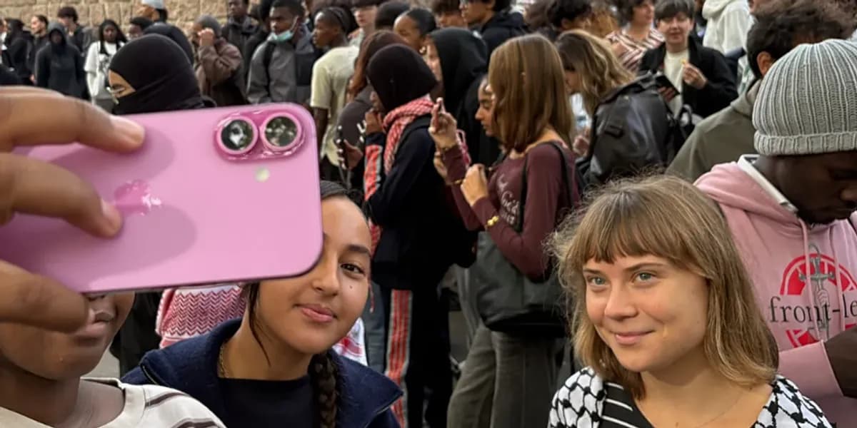 Greta Thunberg u bashkohet protestave të nxënësve në Francë kundër kushteve në shkolla