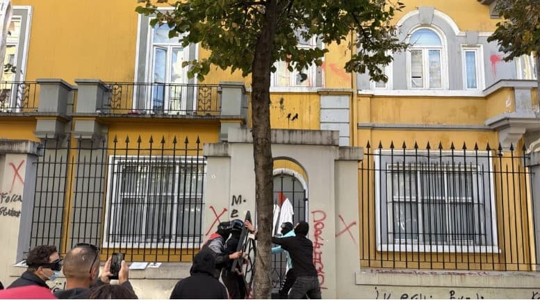 Protesta e studentëve denigron në akte dhune, shkulin pllakat e trotuarit dhe godasin me gurë godinën e Ministrisë së Arsimit! Shkulet gardhi, thyhen xhamat (VIDEO)