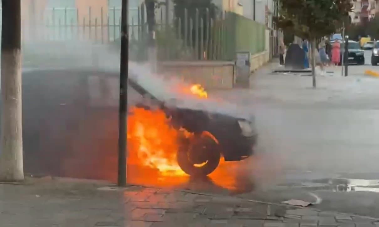Deshën t’i vinin flakën biznesit të një shtetasje, dogjën pa dashje makinën e dikujt tjetër