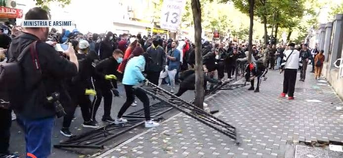 “23 të shoqëruar, një gazetare dhe 6 efektivë të plagosur”, Policia reagon për protestën